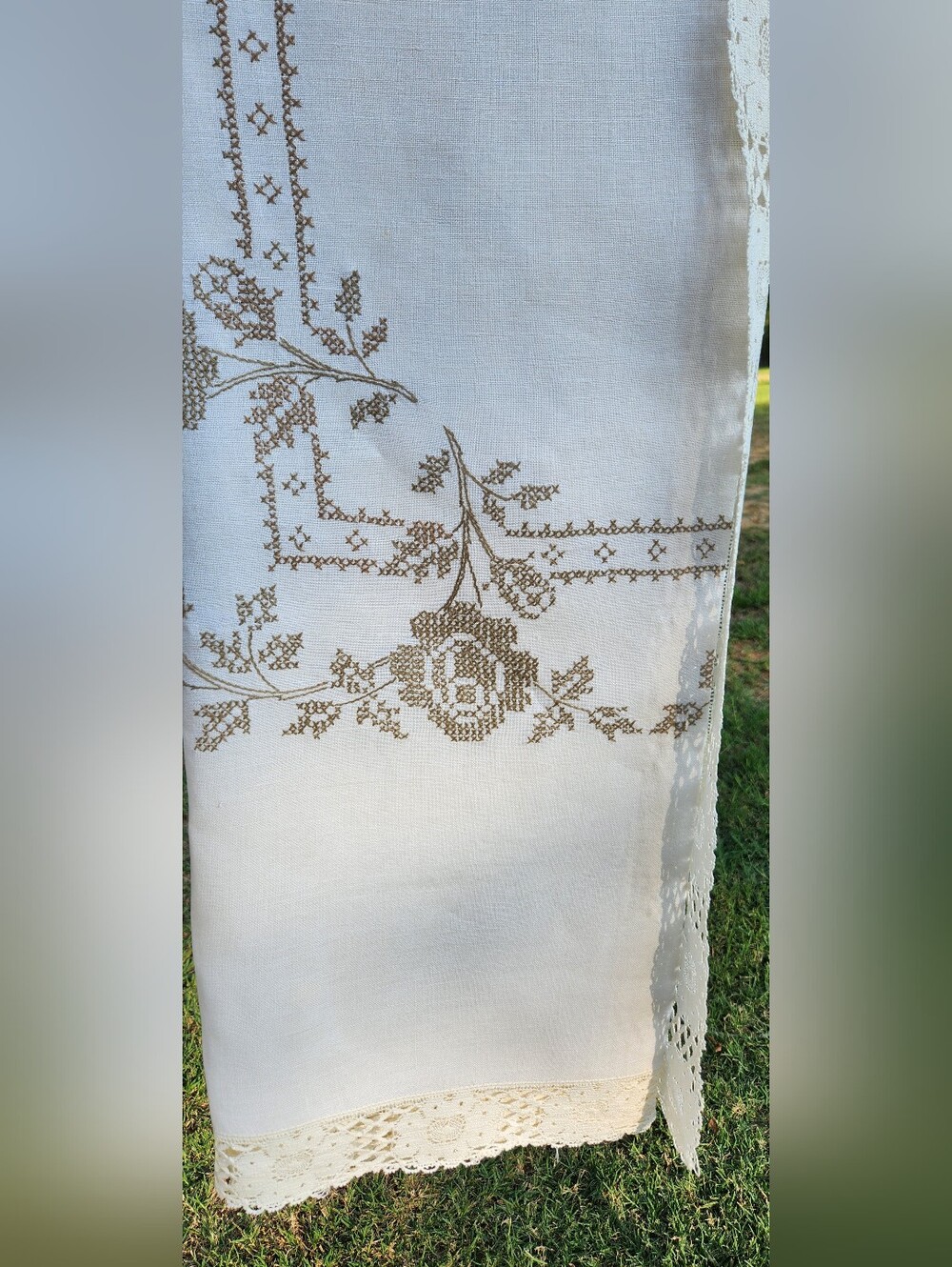 BROWN ROSE CROSSTITCH TABLECLOTH WITH CLUNY LACE - Picture 12 of 15